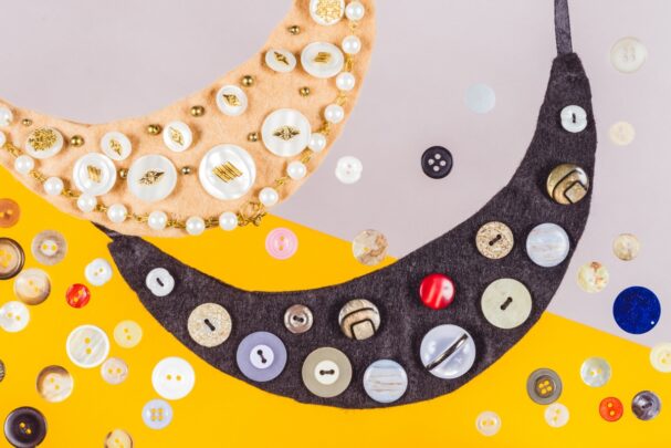 Nööpidest ja helmetest rahvuslikus stiilis udmurdi kaelaehe.