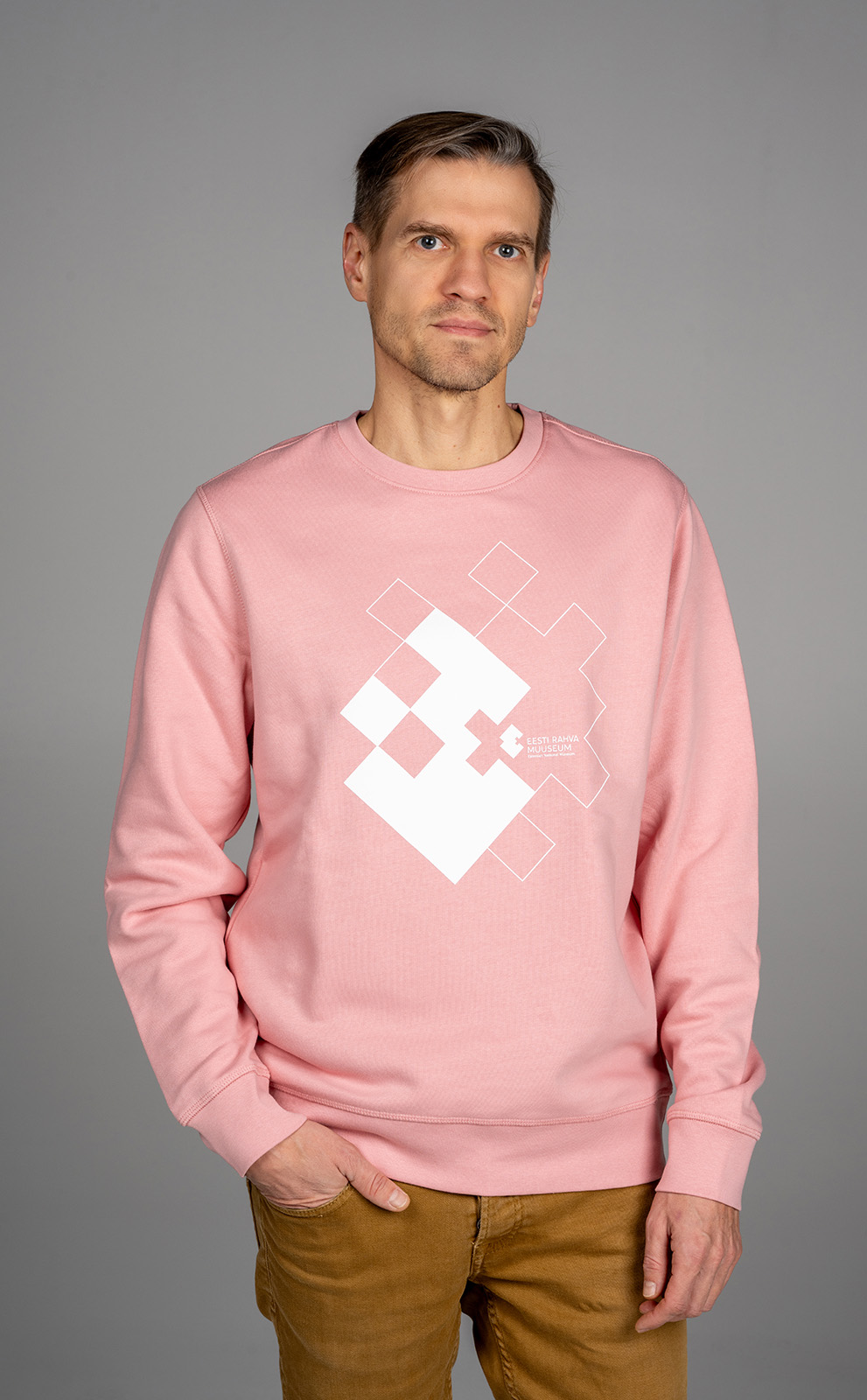 Eesti Rahva Muuseumi tumeroosa pusa