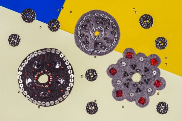 Vildist sõled ja preesid, mis on kaunistatud erinevate värviliste pärlite ja litritega.