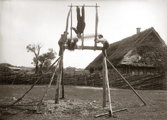 Poisid kiike üle võlli ajamas (30 x 42 cm)