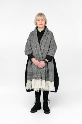 Villane tumehall õlakate