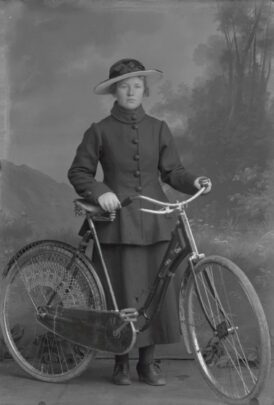 Postcard "Kirikumehe tütar jalgrattaga 1919. aastal"