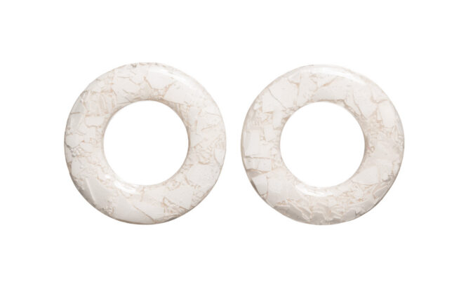 Ringikujulised valged munakoortest kõrvarõngad