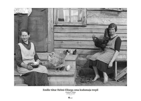 Poster "Emile tütar Helmi-Elisega oma kodumaja trepil"