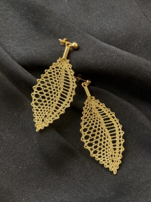 Niplispitsist lehekestega kullatud kõrvarõngad