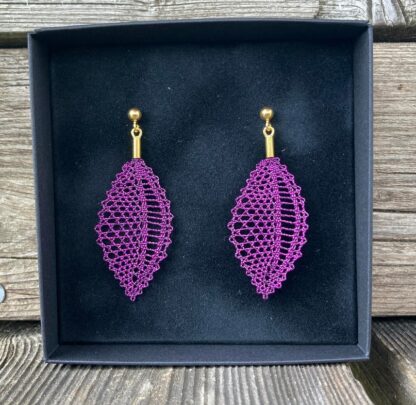 Niplispitsist lillad kõrvarõngad