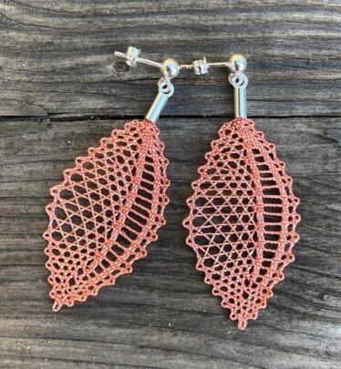 Niplispitsist roosad kõrvarõngad