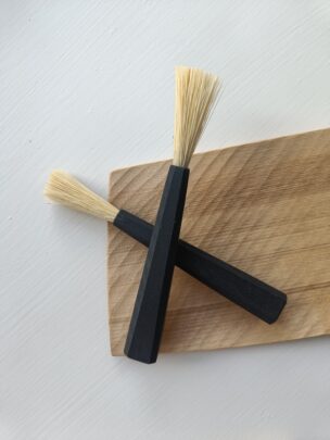 Must seene puhastamise pintsel