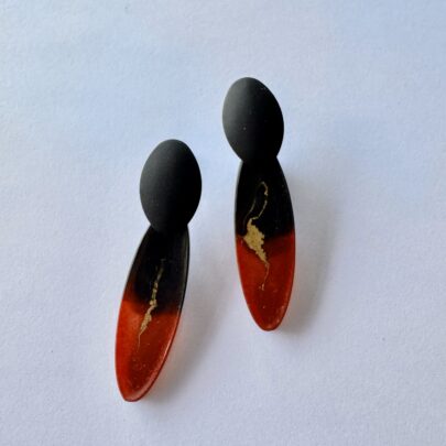 Musta-punasega kõrvarõngad