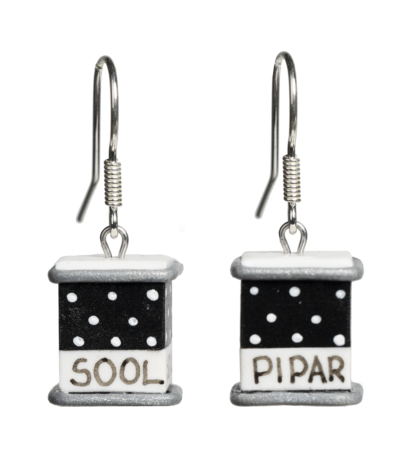 Kõrvarõngad väikesed mustad maitseainetopsid