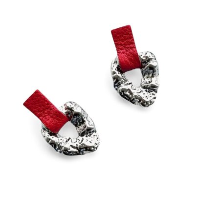 Hõbedased kõrvarõngad punasest nahast