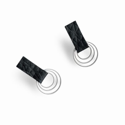 Hõbedased kõrvarõngad mustast nahast