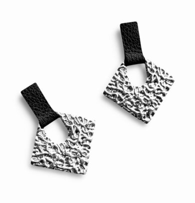 Hõbedased kõrvarõngad mustast nahast