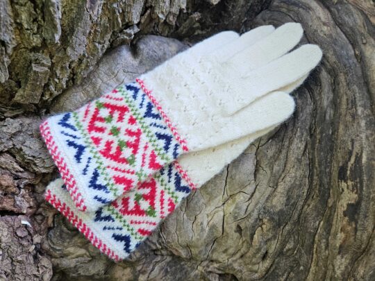 Pöide vöökirjaga lambavillased sõrmikud