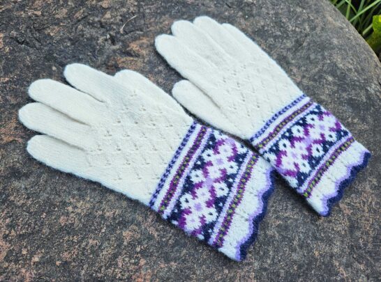 Püha vöökirjaga lambavillased sõrmikud