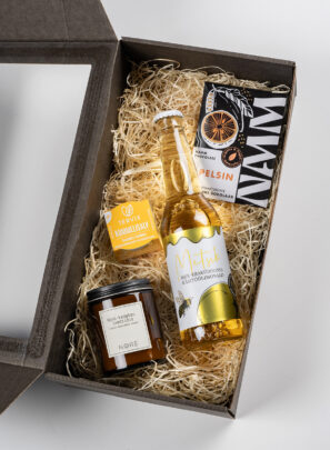 Tume šokolaad apelsiniga, kummelisalv, mee-ebaküdoonia limonaad, küünal