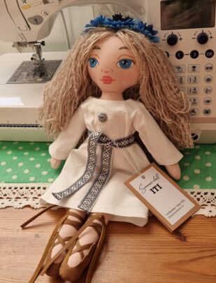 Käsitööna valminud nukk Iti